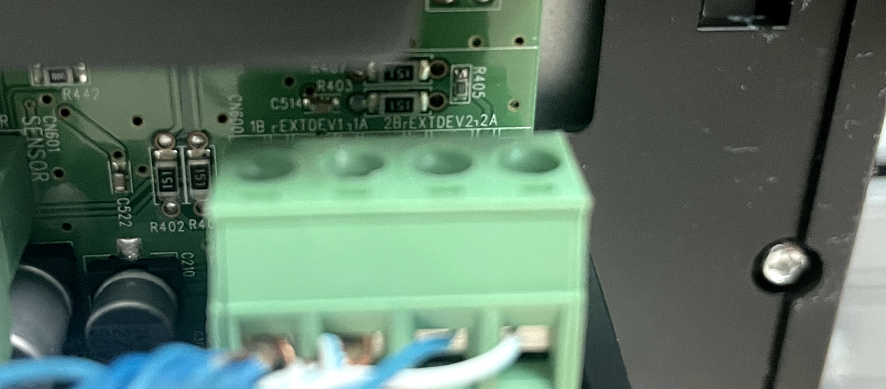 실제 월패드 EXTDEV 단자 확대 사진. PCB의 1B·1A 표기와 파랑·흰색 배선을 대조했습니다.
